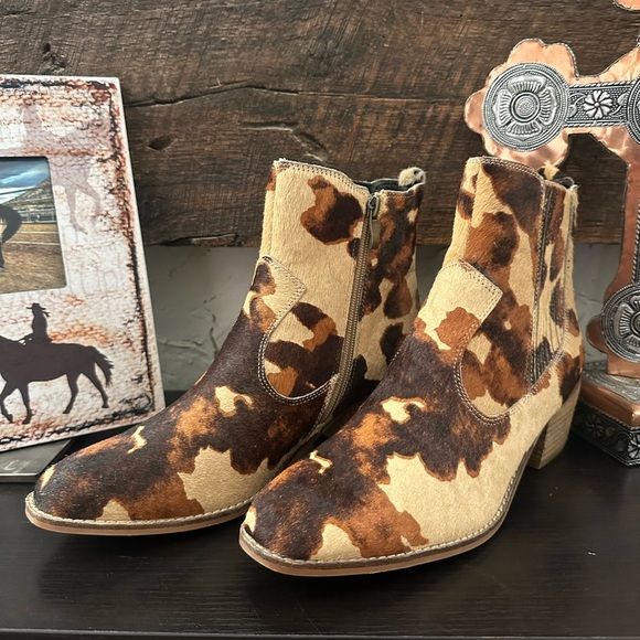 New Boutique Corky's Charming Cow Print Ankle Boots with Inside Zipper Closure - Picture 3 of 12